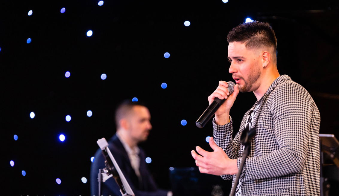 English & Spanish luxury lounge entertainment