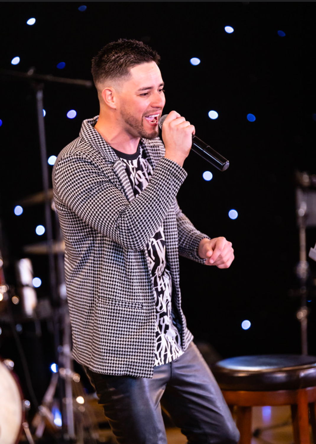 Nayi Escalona performing live Latin and international vocals
