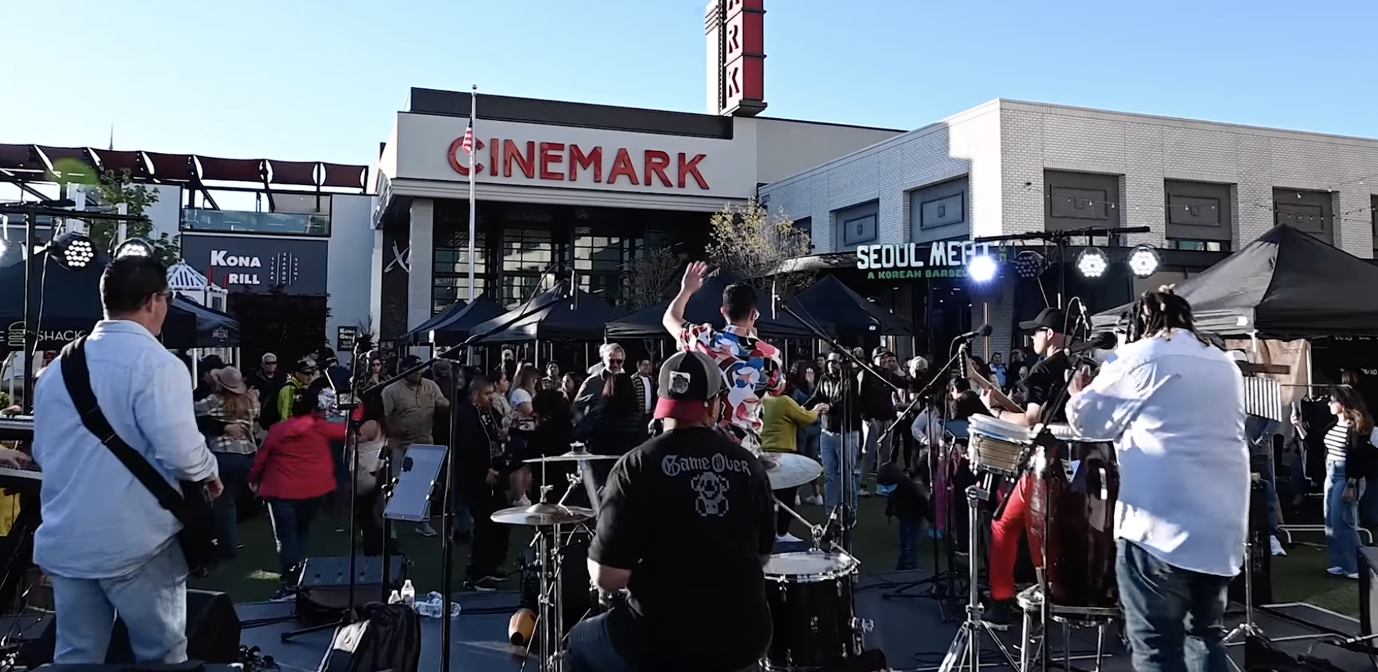 Senxao performing for an outdoor corporate event